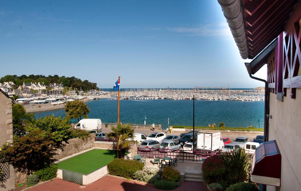 vue sur le port de saint-malo depuis le manoir du Cunningham à Saint-Malo