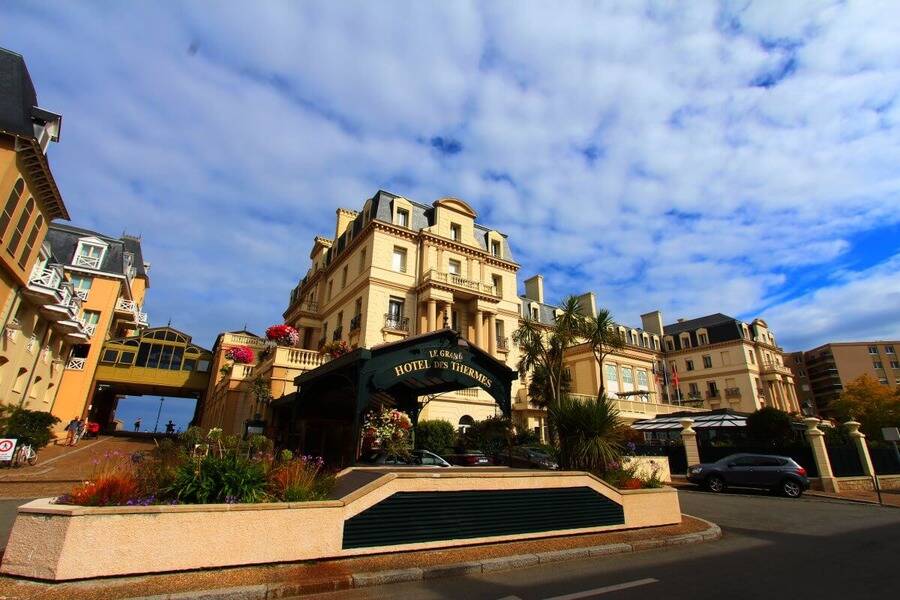 vue exterieure du grand hôtel des thermes à saint-malo