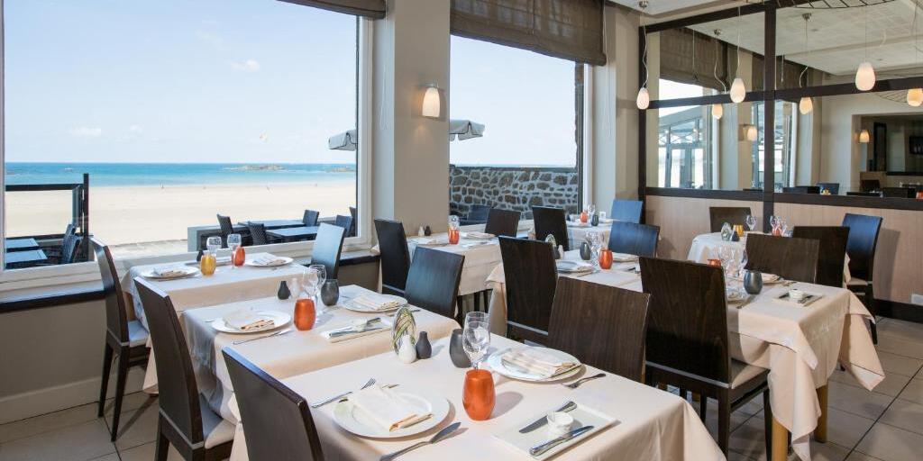 Vue sur la mer depuis la salle du restaurant de l'Hôtel Antinéa à Saint-Malo