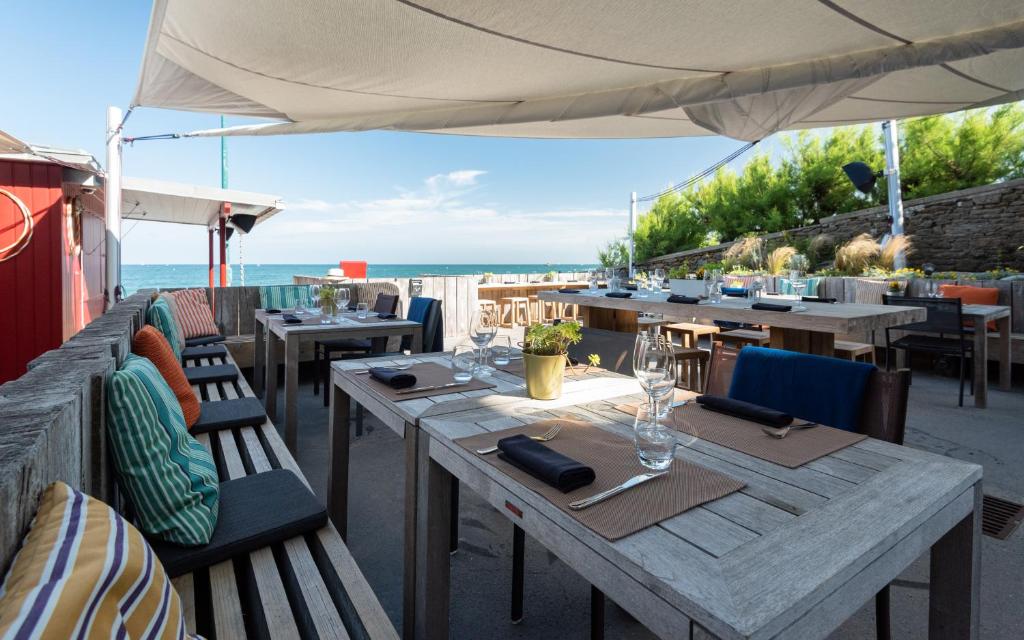 Terrasse avec vue mer de l'Hôtel Restaurant Ar Iniz