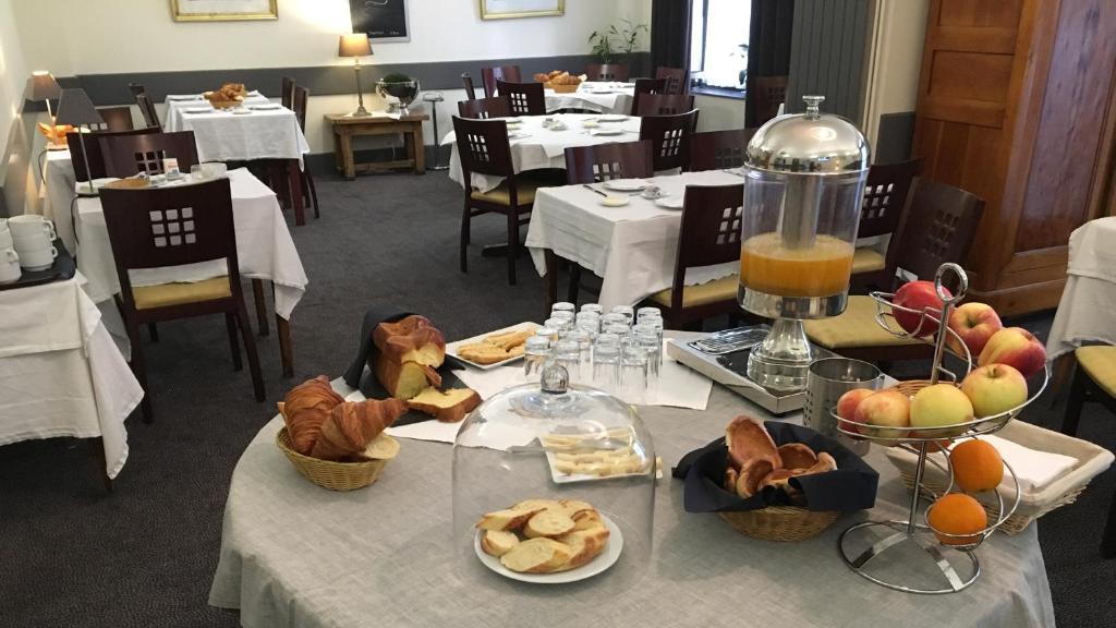 Petit déjeuner avec croissants, fruits et jus d'orange de l'Hôtel Restaurant Brasserie Armoricaine à Saint-Malo