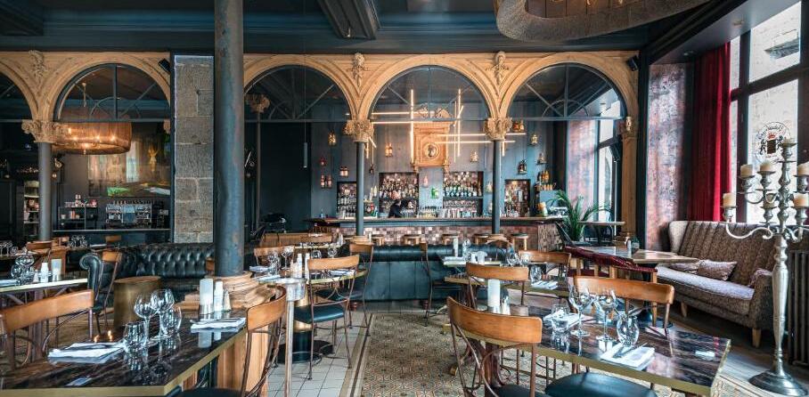 Salle du restaurant avec son bar de l'Hôtel France et Chateaubriand