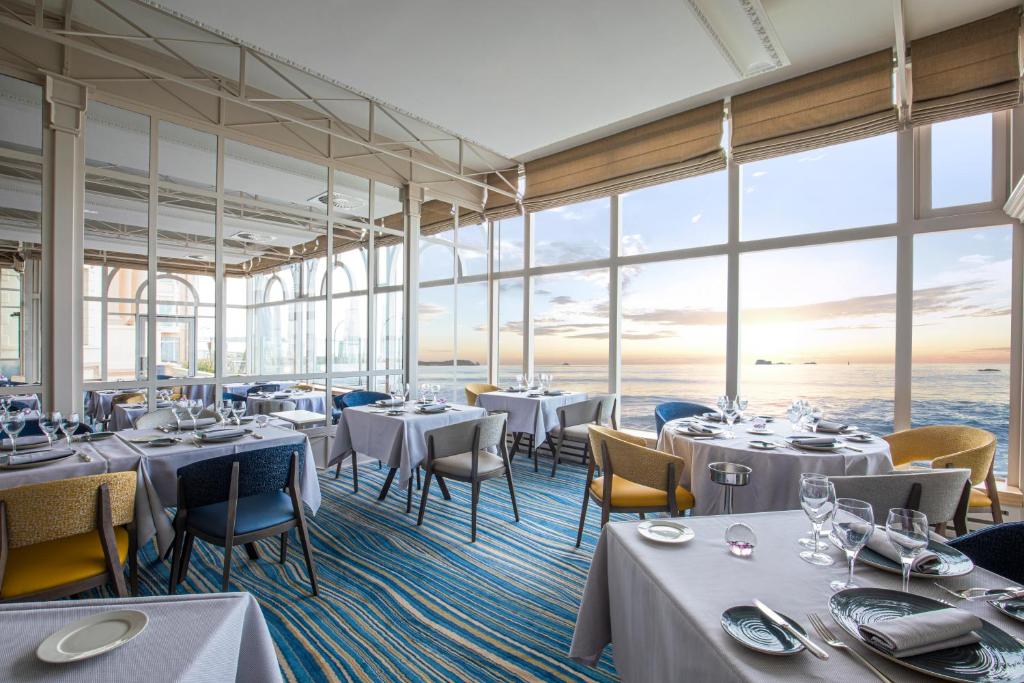 Restaurant avec sa vue mer du Grand Hôtel des Thermes à Saint-Malo