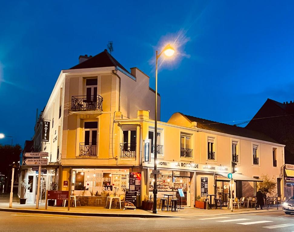 Vue extérieure de l'Hôtel-Restaurant La Rotonde à Intra-Muros