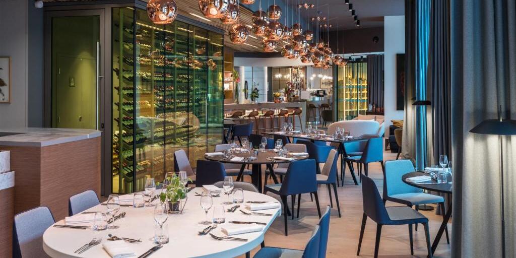 Salle du restaurant de l'Hôtel Restaurant Le Grand Bé avec vitrine des vins