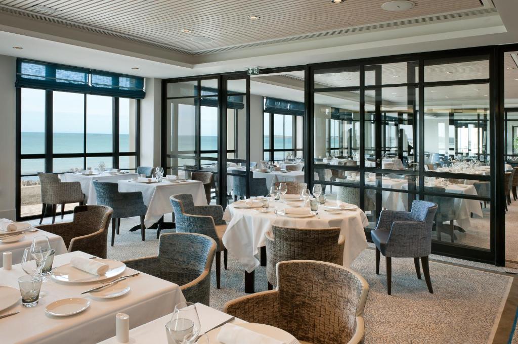 Le restaurant avec vue sur mer de l'Hôtel Le Nouveau Monde à Saint-Malo