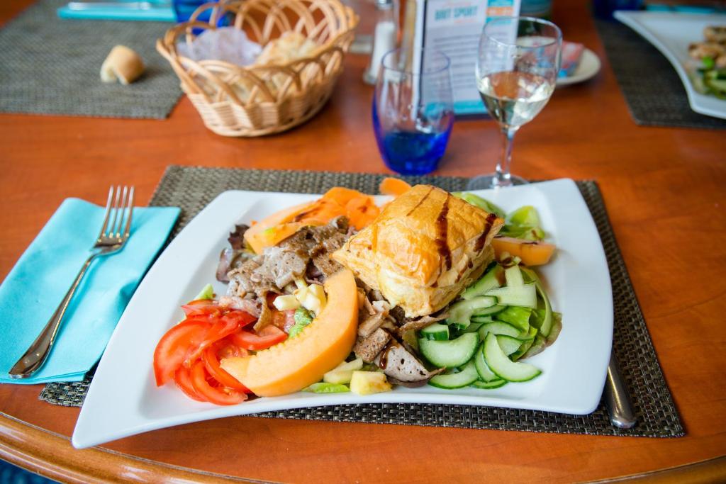 Assiette de crudités au menu de l'Hôtel Restaurant Brit Le Transat