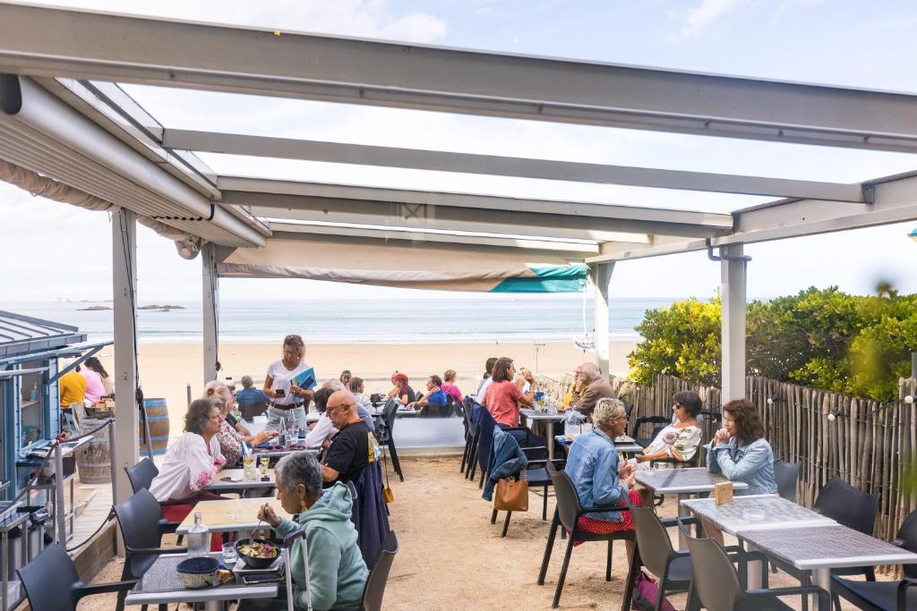 Terrasse avec vue mer du restaurant de l'Hôtel Les Charmettes