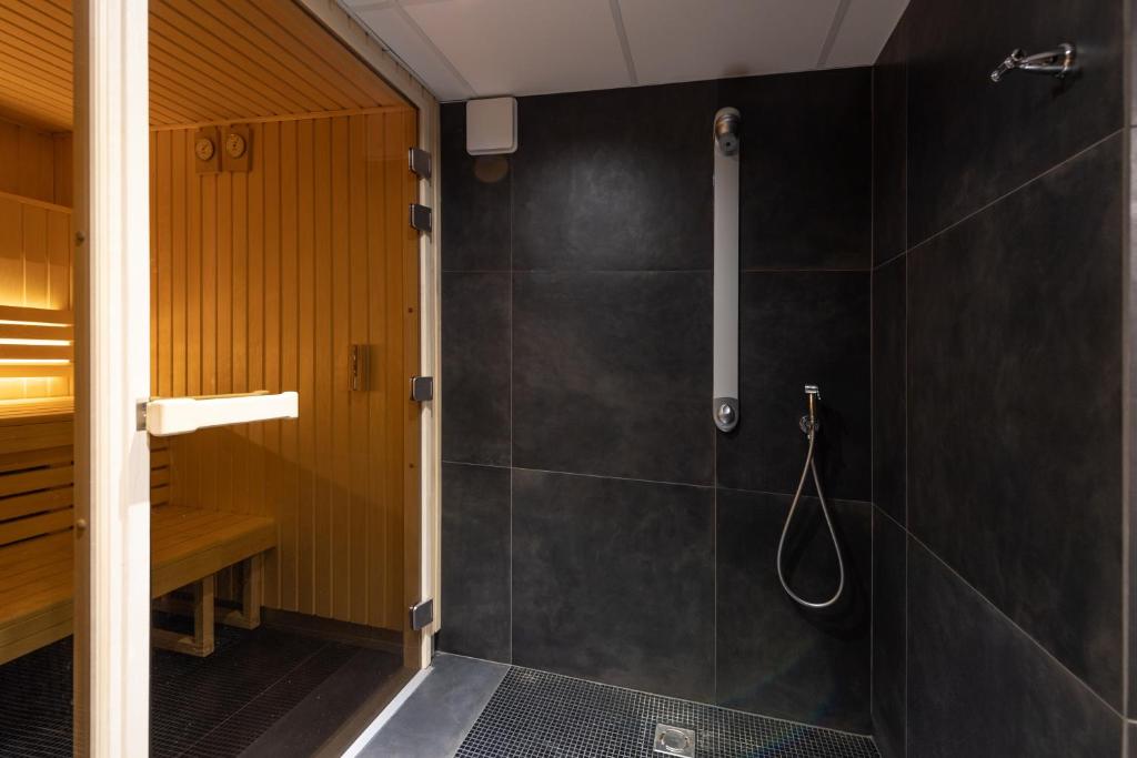 Sauna et douche de l'hôtel Mercure Front de mer Saint-Malo