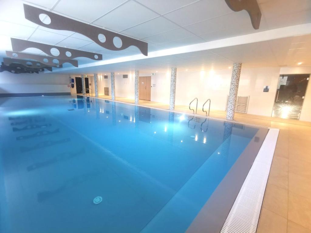 piscine de l'hôtel Kyriad Prestige Saint-Malo